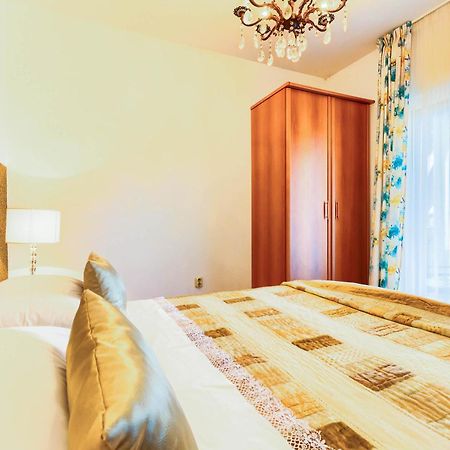 Family Friendly Seaside Apartments Rogoznica - 2010 Room photo